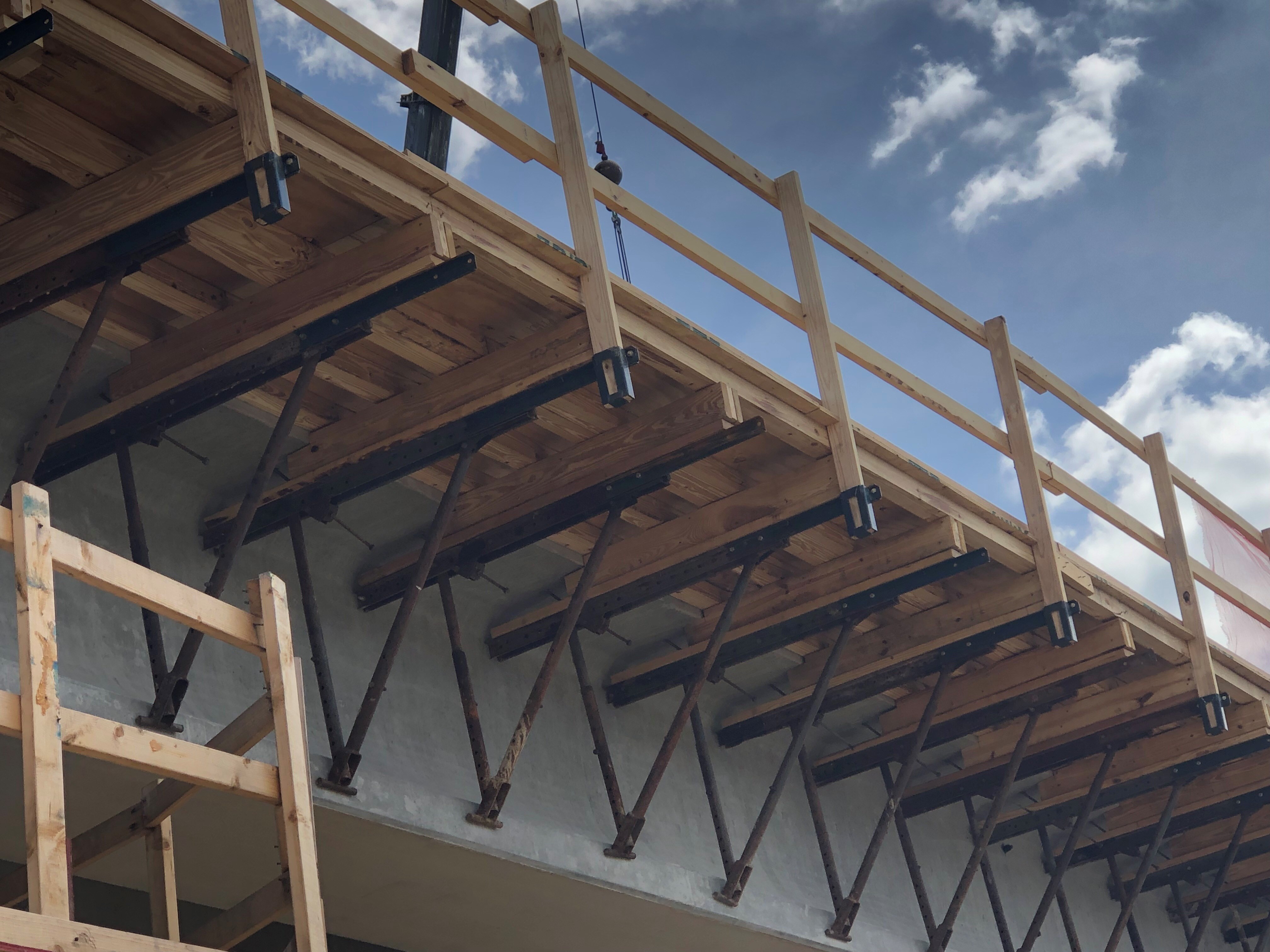 Overhang bracket formwork supporting a bridge deck cantilever